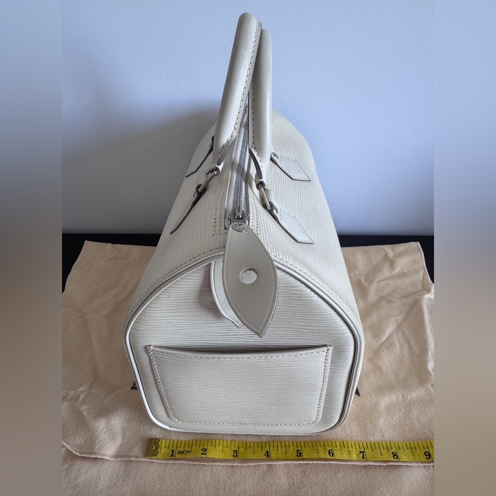 Authentic Louis Vuitton Speedy 25 White Epi Leather - Picture 16 of 16